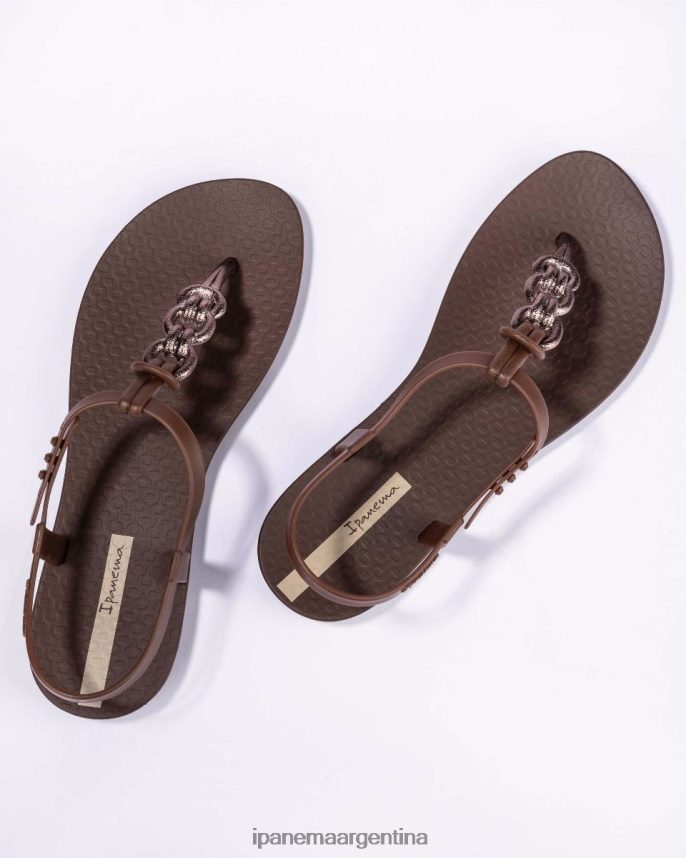 mujer bronce Ipanema enlaces de sandalias con dijes calzado 082D62165