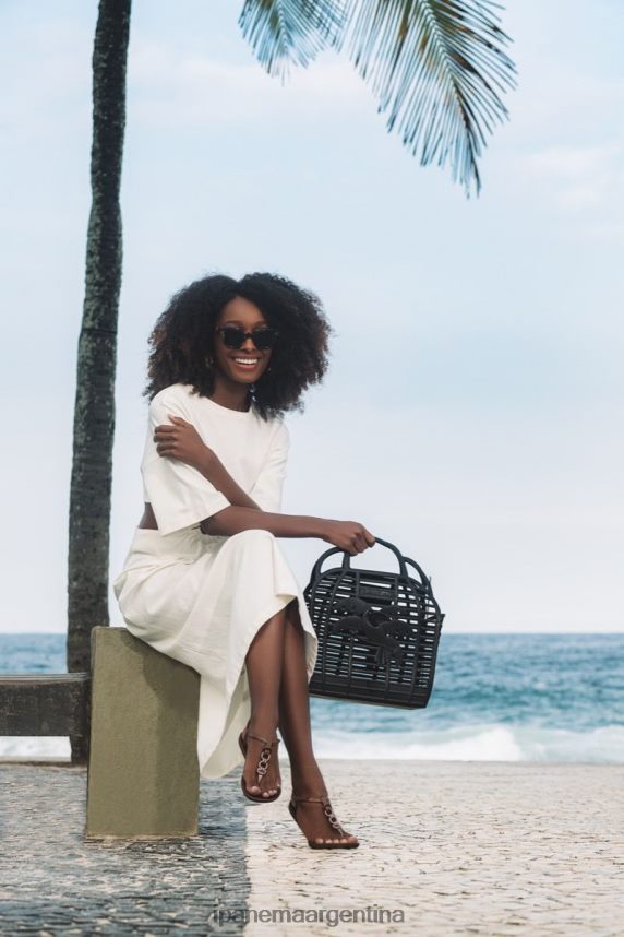 mujer bronce Ipanema enlaces de sandalias con dijes calzado 082D62165